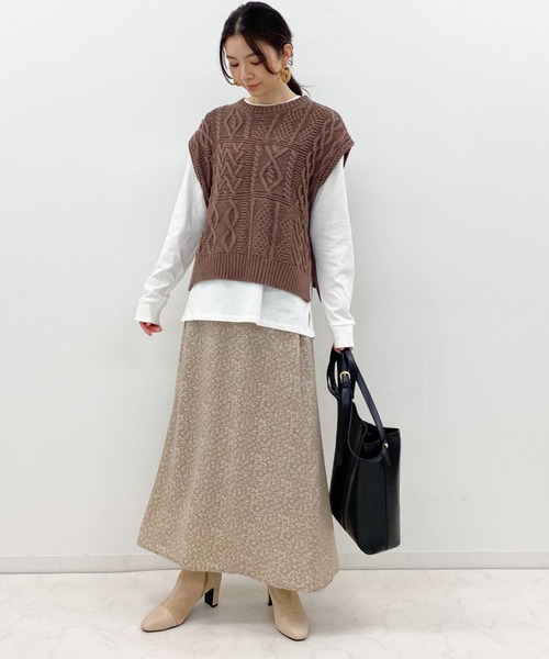 archives(アルシーヴ)の「パッチワークケーブルニットベスト(ニット/セーター・レディース・ブラウン/オフホワイト/ベージュ/ブルー・MEDIUM)」の10枚目の写真