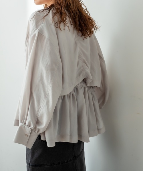 mystic（ミスティック）の「ドロストペプラムシャツ（シャツ/ブラウス・レディース・ブラック/ベージュ/オフホワイト/ライトグレー・FREE）」の4枚目の写真