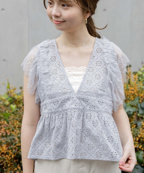flower（フラワー）の「クリアリーカットワークトップ（シャツ/ブラウス・レディース・アイボリー/ブラウン/ブルー・FREE）」の3枚目の写真