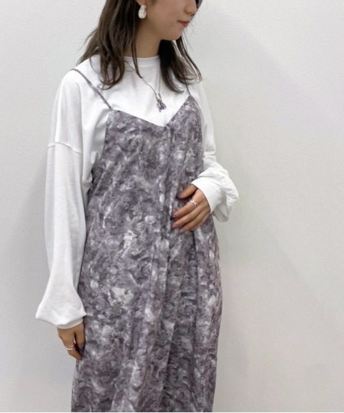 apres jour mignon(アプレジュールミニョン)の「マーブル柄キャミワンピース【ZOZOTOWN限定アイテム】(ワンピース・レディース・ベージュ/ダークパープル/ブルー系その他・X-LARGE/フリー)」の3枚目の写真
