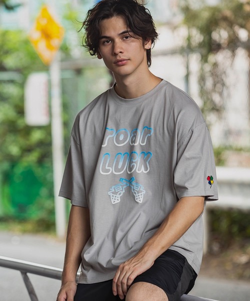 roarLUCK(ロアーラック)の「roarLUCK(ロアーラック)グラデーションロゴプリントTシャツ(Tシャツ/カットソー・メンズ・ホワイト/グレー/イエロー/ブラック/ブルー/グリーン・L/M/S/XL)」の4枚目の写真