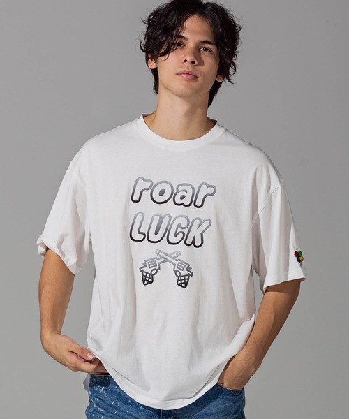 roarLUCK(ロアーラック)の「roarLUCK(ロアーラック)グラデーションロゴプリントTシャツ(Tシャツ/カットソー・メンズ・ホワイト/グレー/イエロー/ブラック/ブルー/グリーン・L/M/S/XL)」の2枚目の写真