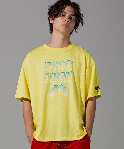roarLUCK(ロアーラック)の「roarLUCK(ロアーラック)グラデーションロゴプリントTシャツ(Tシャツ/カットソー・メンズ・ホワイト/グレー/イエロー/ブラック/ブルー/グリーン・L/M/S/XL)」の6枚目の写真