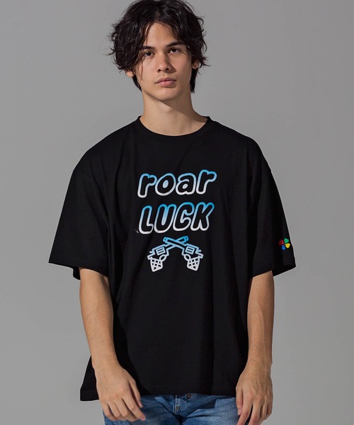 roarLUCK(ロアーラック)の「roarLUCK(ロアーラック)グラデーションロゴプリントTシャツ(Tシャツ/カットソー・メンズ・ホワイト/グレー/イエロー/ブラック/ブルー/グリーン・L/M/S/XL)」の3枚目の写真