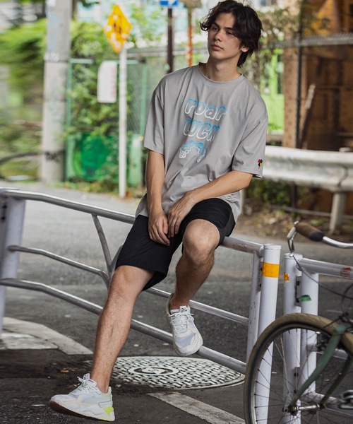roarLUCK(ロアーラック)の「roarLUCK(ロアーラック)グラデーションロゴプリントTシャツ(Tシャツ/カットソー・メンズ・ホワイト/グレー/イエロー/ブラック/ブルー/グリーン・L/M/S/XL)」の8枚目の写真