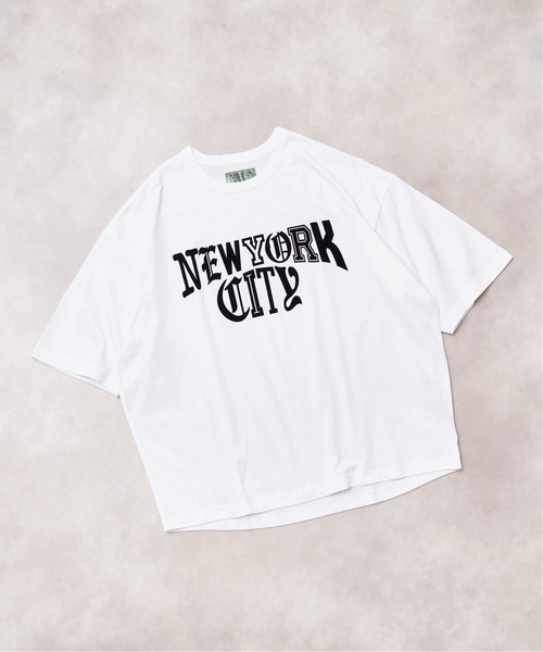 VOTE MAKE NEW CLOTHES（ボートメイクニュークローズ）の「【VOTE MAKE NEW CLOTHES / ヴォートメイク】別注 RANDOM FONT Tシャツ(NEW YORK)（Tシャツ/カットソー・メンズ・ホワイト/ブラック・LARGE/MEDIUM）」の2枚目の写真