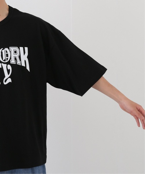 VOTE MAKE NEW CLOTHES（ボートメイクニュークローズ）の「【VOTE MAKE NEW CLOTHES / ヴォートメイク】別注 RANDOM FONT Tシャツ(NEW YORK)（Tシャツ/カットソー・メンズ・ホワイト/ブラック・LARGE/MEDIUM）」の4枚目の写真