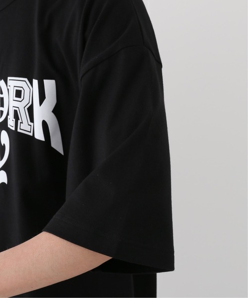 VOTE MAKE NEW CLOTHES（ボートメイクニュークローズ）の「【VOTE MAKE NEW CLOTHES / ヴォートメイク】別注 RANDOM FONT Tシャツ(NEW YORK)（Tシャツ/カットソー・メンズ・ホワイト/ブラック・LARGE/MEDIUM）」の17枚目の写真