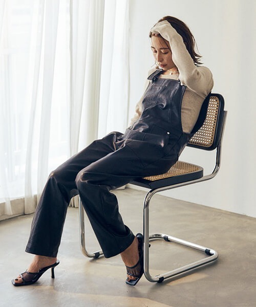 CREDONA(クレドナ)の「エコレザーサロペット(サロペット/オーバーオール・レディース・ブラック・S/M)」の2枚目の写真