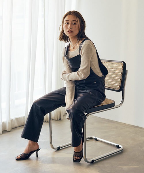 CREDONA(クレドナ)の「エコレザーサロペット(サロペット/オーバーオール・レディース・ブラック・S/M)」の4枚目の写真