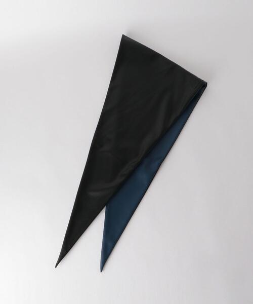 BEAUTY&YOUTH UNITED ARROWS（ビューティーアンドユースユナイテッドアローズ）の「BY フェイクレザー リバーシブル トライアングル スカーフ（バンダナ/スカーフ・レディース・ブラック/オリーブ・FREE）」の4枚目の写真