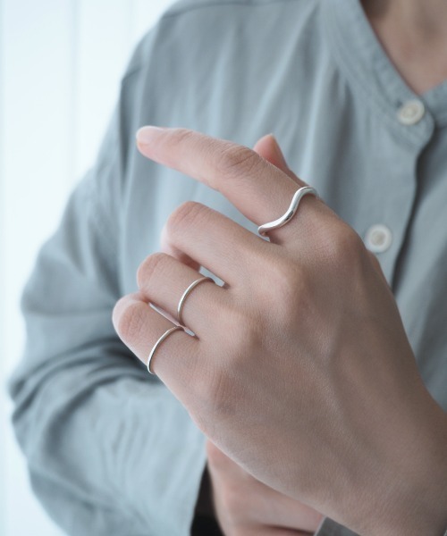 Jenny BY IMMANOEL（ジェニーバイイマノエル）の「silver925 ウェーブリング（リング・レディース・ゴールド/シルバー・FREE）」の2枚目の写真