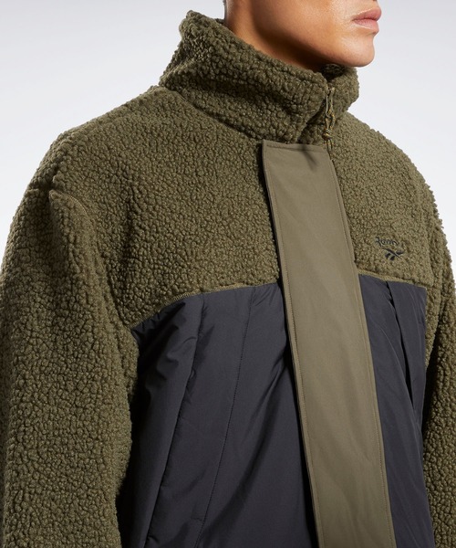 Reebok(リーボック)の「クラシックス キャンピング パッド ジャケット / Classics Camping Jacket(ダウンジャケット/コート・メンズ・ブラック/アーミー・SMALL/MEDIUM/LARGE/X-LARGE/XX-LARGE/X-SMALL/XXX-LARGE)」の3枚目の写真