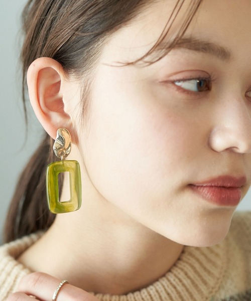 earth music&ecology（アースミュージックアンドエコロジー）の「マーブルカラースクエアイヤリング ＊（イヤリング・レディース・ブラウン/イエロー/グリーン・FREE）」の2枚目の写真