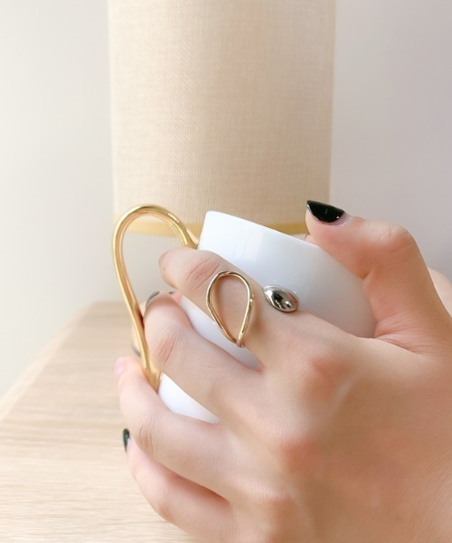 yu-ka（ユーカ）の「YU-KA : [指が細く見える指輪] ドロップ (シルバー×ゴールド)（リング・レディース・ゴールド・FREE）」の2枚目の写真