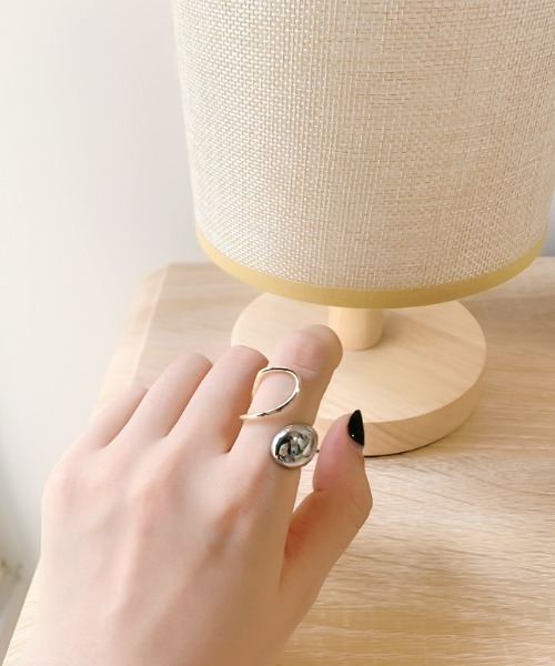 yu-ka（ユーカ）の「YU-KA : [指が細く見える指輪] ドロップ (シルバー×ゴールド)（リング・レディース・ゴールド・FREE）」の3枚目の写真