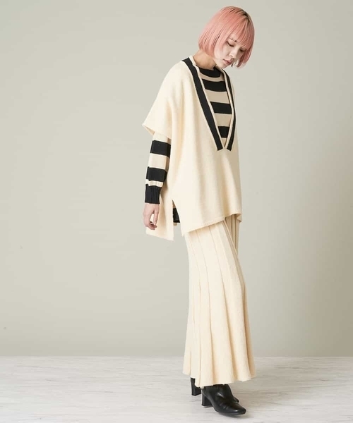 A de a.v.v(アードアー・ヴェ・ヴェ)の「Vネックチルデンポンチョベストニット(ニット/セーター・レディース・ブラック/アイボリー/モカ・39)」の4枚目の写真