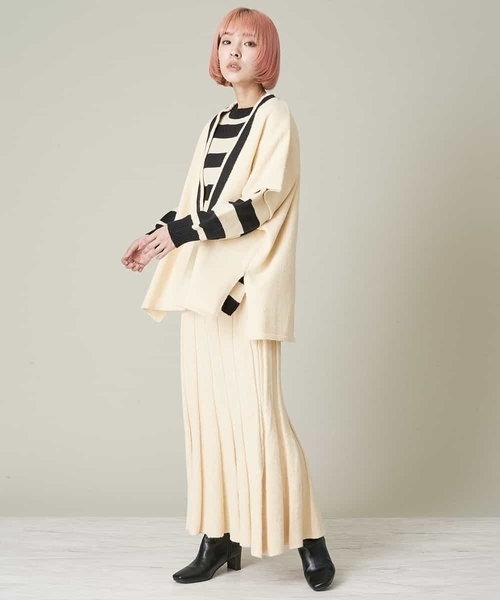 A de a.v.v(アードアー・ヴェ・ヴェ)の「Vネックチルデンポンチョベストニット(ニット/セーター・レディース・ブラック/アイボリー/モカ・39)」の5枚目の写真