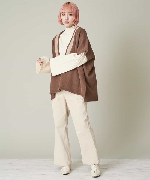 A de a.v.v(アードアー・ヴェ・ヴェ)の「Vネックチルデンポンチョベストニット(ニット/セーター・レディース・ブラック/アイボリー/モカ・39)」の11枚目の写真