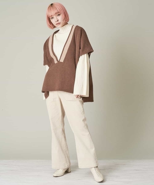 A de a.v.v(アードアー・ヴェ・ヴェ)の「Vネックチルデンポンチョベストニット(ニット/セーター・レディース・ブラック/アイボリー/モカ・39)」の12枚目の写真