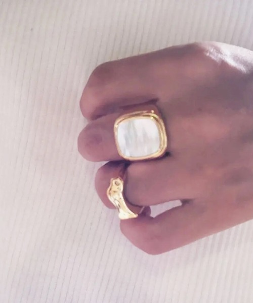 TUWAKRIM（トゥワクリム）の「スクエアシェルリング（リング・レディース・ゴールド・M/L/LL）」の2枚目の写真