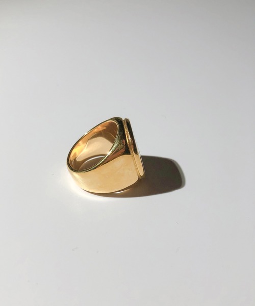 TUWAKRIM（トゥワクリム）の「スクエアシェルリング（リング・レディース・ゴールド・M/L/LL）」の3枚目の写真