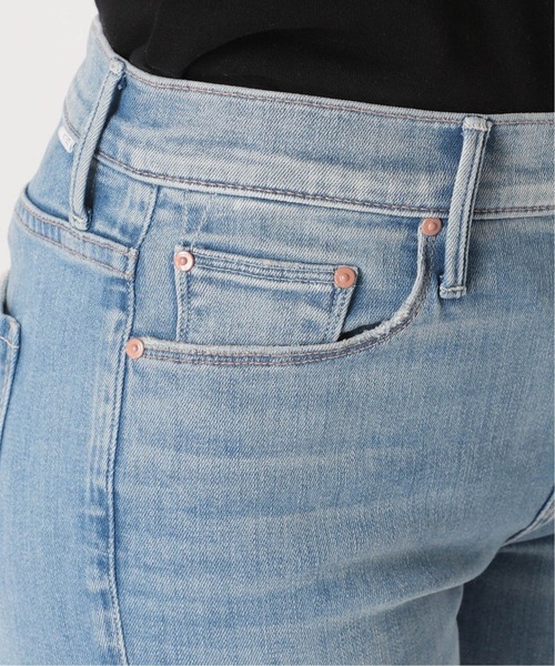 MOTHER DENIM(マザーデニム)の「【MOTHER/マザー】FLAREデニム L/BLUE(デニムパンツ・レディース・スカイブルー・25/27/26)」の4枚目の写真