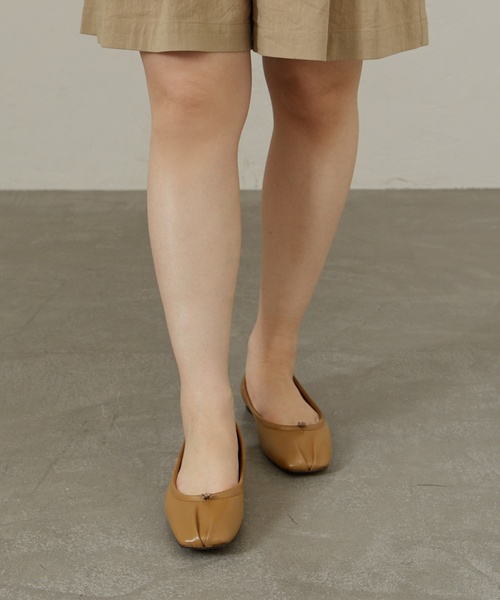 LE TALON(ルタロン)の「GRISE レザースクエアプリーツフラット(その他シューズ・レディース・アイボリー/ブラック系その他/キャメル・22.5cm/23cm/23.5cm/24cm/25cm/22cm/24.5cm)」の10枚目の写真