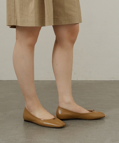 LE TALON（ルタロン）の「GRISE レザースクエアプリーツフラット