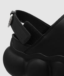 レザーシューズ風アッパー×球体ソール──thとgroundsのコラボ