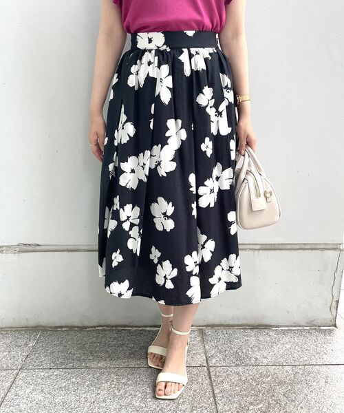 index（インデックス）の「◆フローラルパターンフレアスカート【WEB限定サイズ】（スカート・レディース・グリーン系その他2/ブラック系/アイボリー系・40/38/42/36）」の2枚目の写真