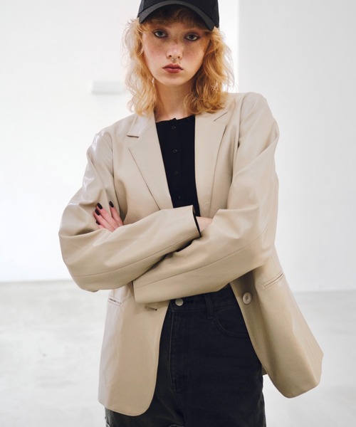 WHO'S WHO gallery（フーズフーギャラリー）の「フェイクレザージャケット（テーラードジャケット・レディース・ブラック/アイボリー・FREE）」の3枚目の写真