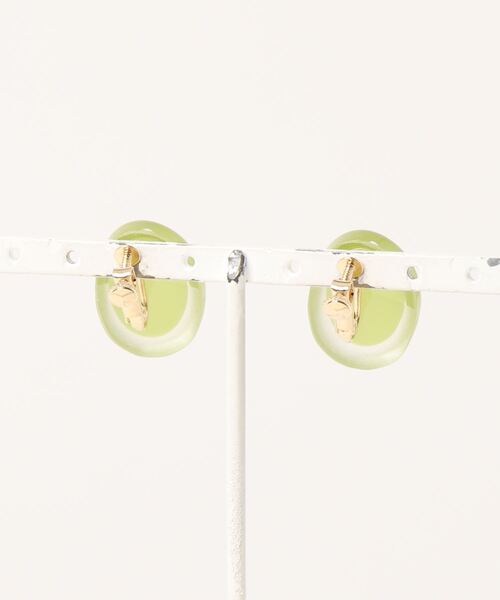 natural couture(ナチュラルクチュール)の「クリアカラーイヤリング(イヤリング・レディース・ホワイト/グリーン・FREE)」の3枚目の写真