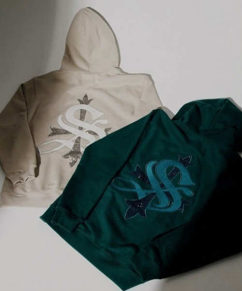 SUPPLIER(サプライヤー)の「【SUPPLIER/サプライヤー】CROSS LOGO HOODIE / スウェット フーディ パーカー ビッグサイズ オーバーサイズ プルオーバー 秋服 冬服 クロス 十字架 ラインストーン(パーカー・メンズ・ベージュ/グリーン/ブラック/ブラック×パープル・XL/L/M/XXL)」の21枚目の写真