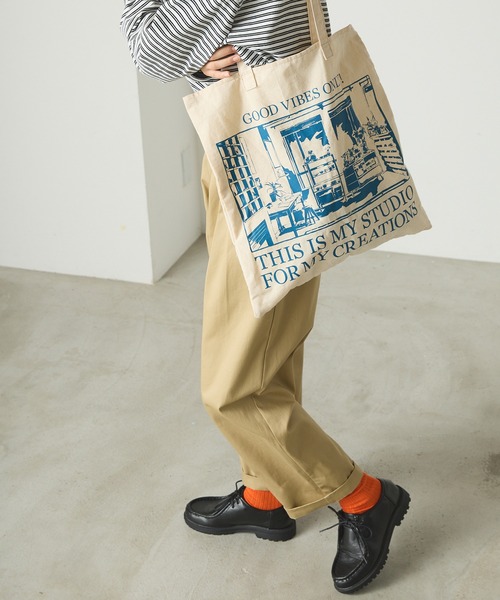 forksy.（フォルクシー）の「【forksy.】キャンバスグラフィックプリントトートバック アトリエ＆カフェ（トートバッグ・レディース・ブルー/レッド・FREE）」の2枚目の写真