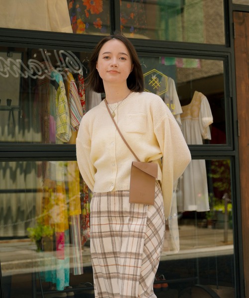 omom sot（オムオムソット）の「ショート丈 ニット カーディガン omom sot（カーディガン/ボレロ・レディース・ダークブラウン/ブルー/アイボリー/ラベンダー・M）」の2枚目の写真