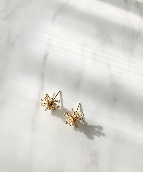 TIMELESS&THREE（タイムレスアンドスリー）の「パールシャワーモチーフピアス（ピアス（両耳用）・レディース・ゴールド・FREE）」の6枚目の写真