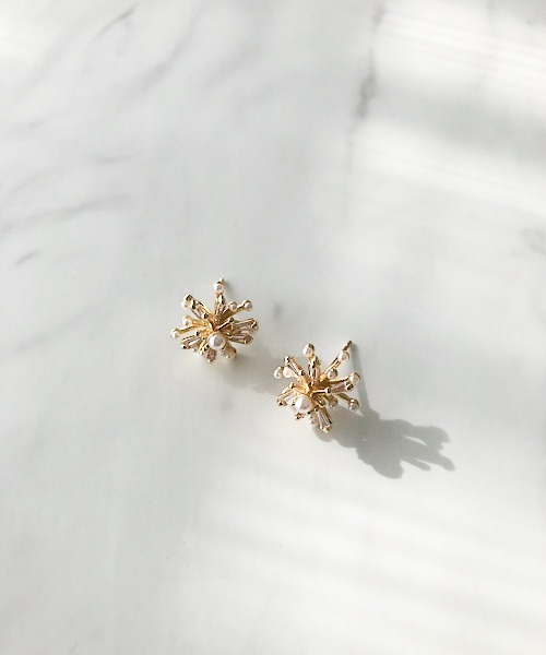 TIMELESS&THREE（タイムレスアンドスリー）の「パールシャワーモチーフピアス（ピアス（両耳用）・レディース・ゴールド・FREE）」の7枚目の写真