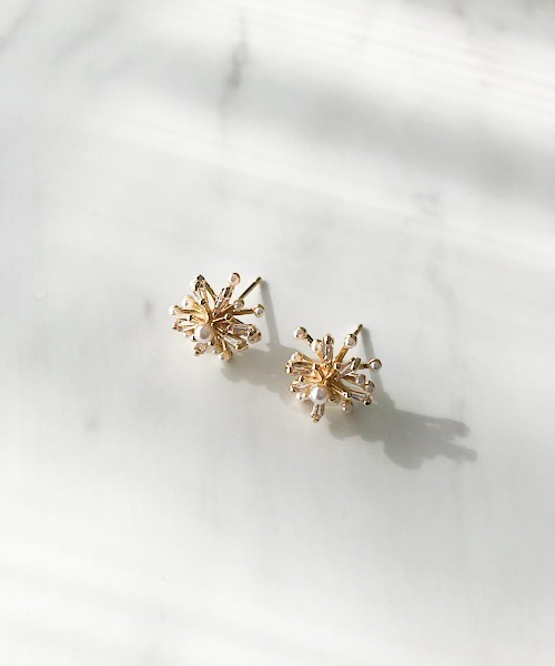 TIMELESS&THREE（タイムレスアンドスリー）の「パールシャワーモチーフピアス（ピアス（両耳用）・レディース・ゴールド・FREE）」の5枚目の写真