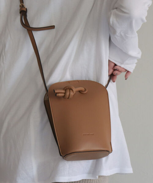 fredy emue（フレディエミュ）の「モバイルミニショルダーバッグ（ショルダーバッグ・レディース・アイボリー/ブラック/キャメル・FREE）」の6枚目の写真