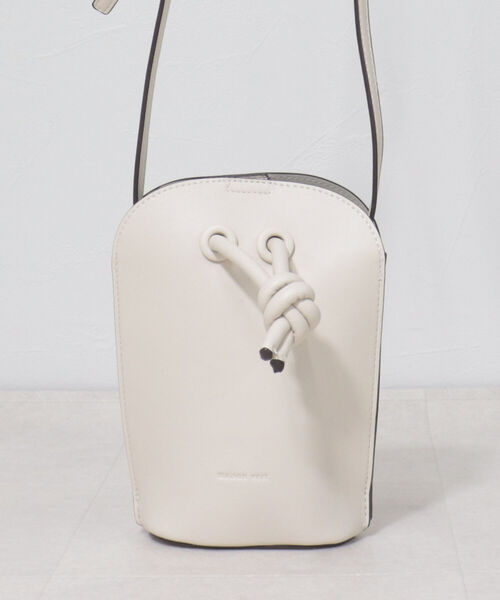 fredy emue（フレディエミュ）の「モバイルミニショルダーバッグ（ショルダーバッグ・レディース・アイボリー/ブラック/キャメル・FREE）」の12枚目の写真