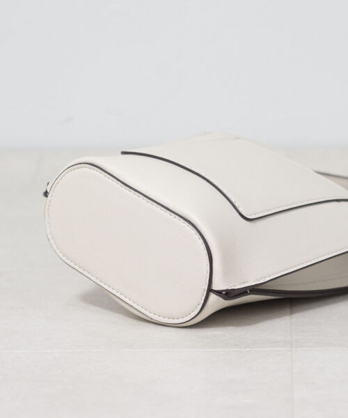 fredy emue（フレディエミュ）の「モバイルミニショルダーバッグ（ショルダーバッグ・レディース・アイボリー/ブラック/キャメル・FREE）」の15枚目の写真