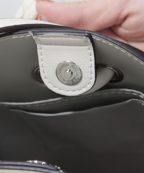 fredy emue（フレディエミュ）の「モバイルミニショルダーバッグ（ショルダーバッグ・レディース・アイボリー/ブラック/キャメル・FREE）」の19枚目の写真