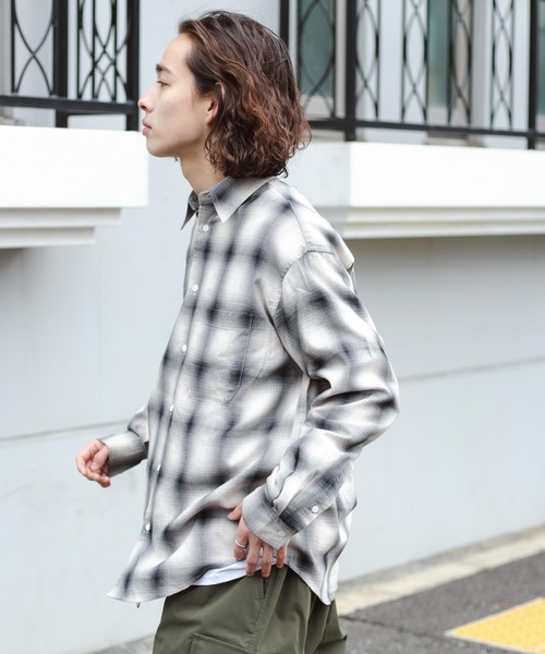 WEGO（ウィゴー）の「WEGO/オンブレチェックシャツ（シャツ/ブラウス・メンズ・ホワイト系その他2/ブラック系その他2・MEDIUM/LARGE）」の5枚目の写真