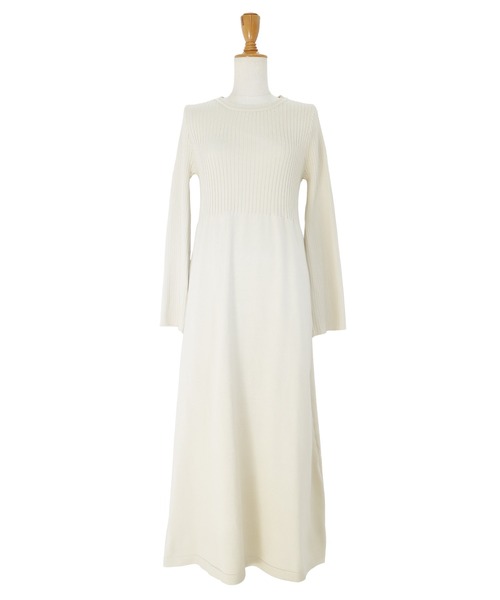 BLUEEAST(ブルーイースト)の「フレアスリットスリーブワンピース(ワンピース・レディース・ブラック/アイボリー/ピンクベージュ・MEDIUM)」の20枚目の写真