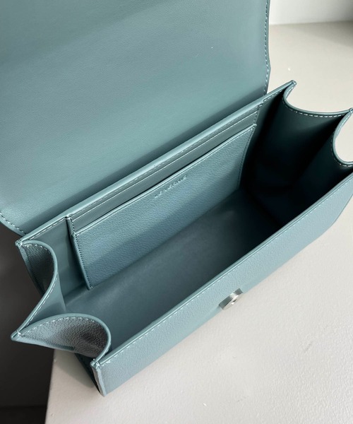 CAPRICIEUX LE'MAGE（カプリシューレマージュ）の「〈LE VERNIS/ル・ベルニ〉ポワールミニバッグ（ショルダーバッグ・レディース・キャメル/ブルー・FREE）」の7枚目の写真