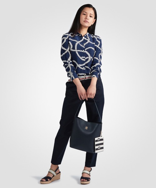 TOMMY HILFIGER(トミーヒルフィガー)の「アイコニックバケットバッグ(ハンドバッグ・レディース・ネイビー・FREE)」の6枚目の写真