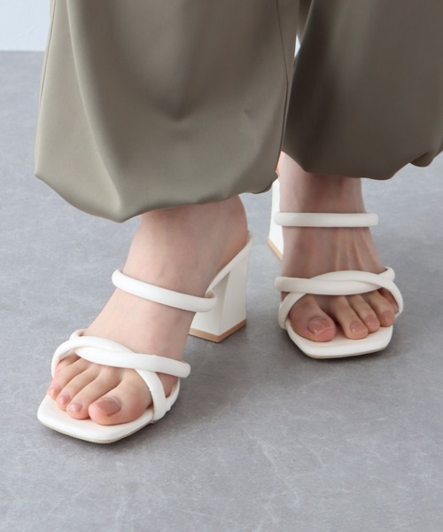 BLUEEAST（ブルーイースト）の「ラインクロスヒールサンダル（サンダル・レディース・アイボリー/ブラック・MEDIUM/LARGE）」の2枚目の写真