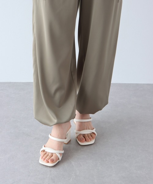 BLUEEAST（ブルーイースト）の「ラインクロスヒールサンダル（サンダル・レディース・アイボリー/ブラック・MEDIUM/LARGE）」の7枚目の写真