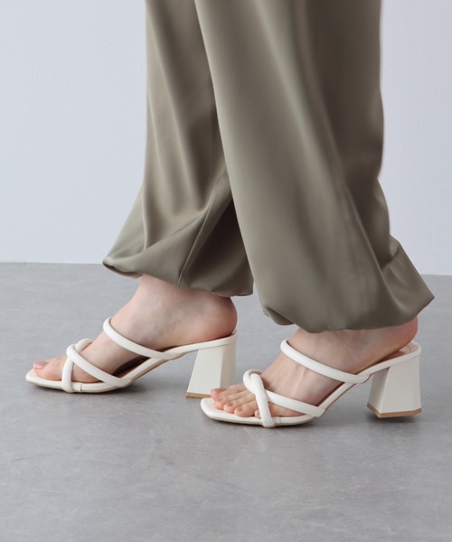 BLUEEAST（ブルーイースト）の「ラインクロスヒールサンダル（サンダル・レディース・アイボリー/ブラック・MEDIUM/LARGE）」の9枚目の写真